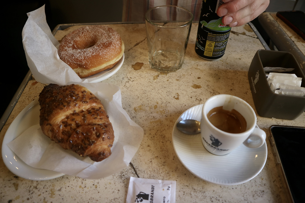 2화 -  포로 로마노 빠져나와 간 카페.jpg