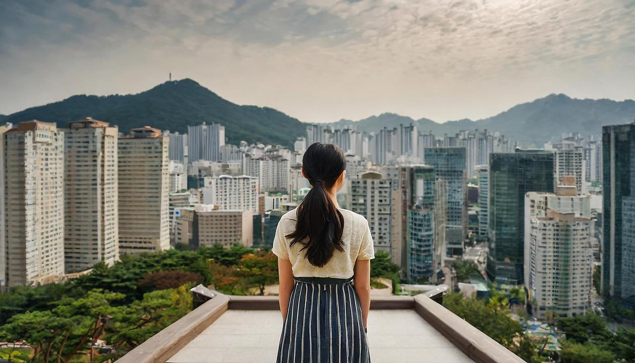 Firefly 쓸쓸한 회색의 한국 아파트 풍경에 홀로 서 있는 여성의 작은 뒷모습 70811.jpg