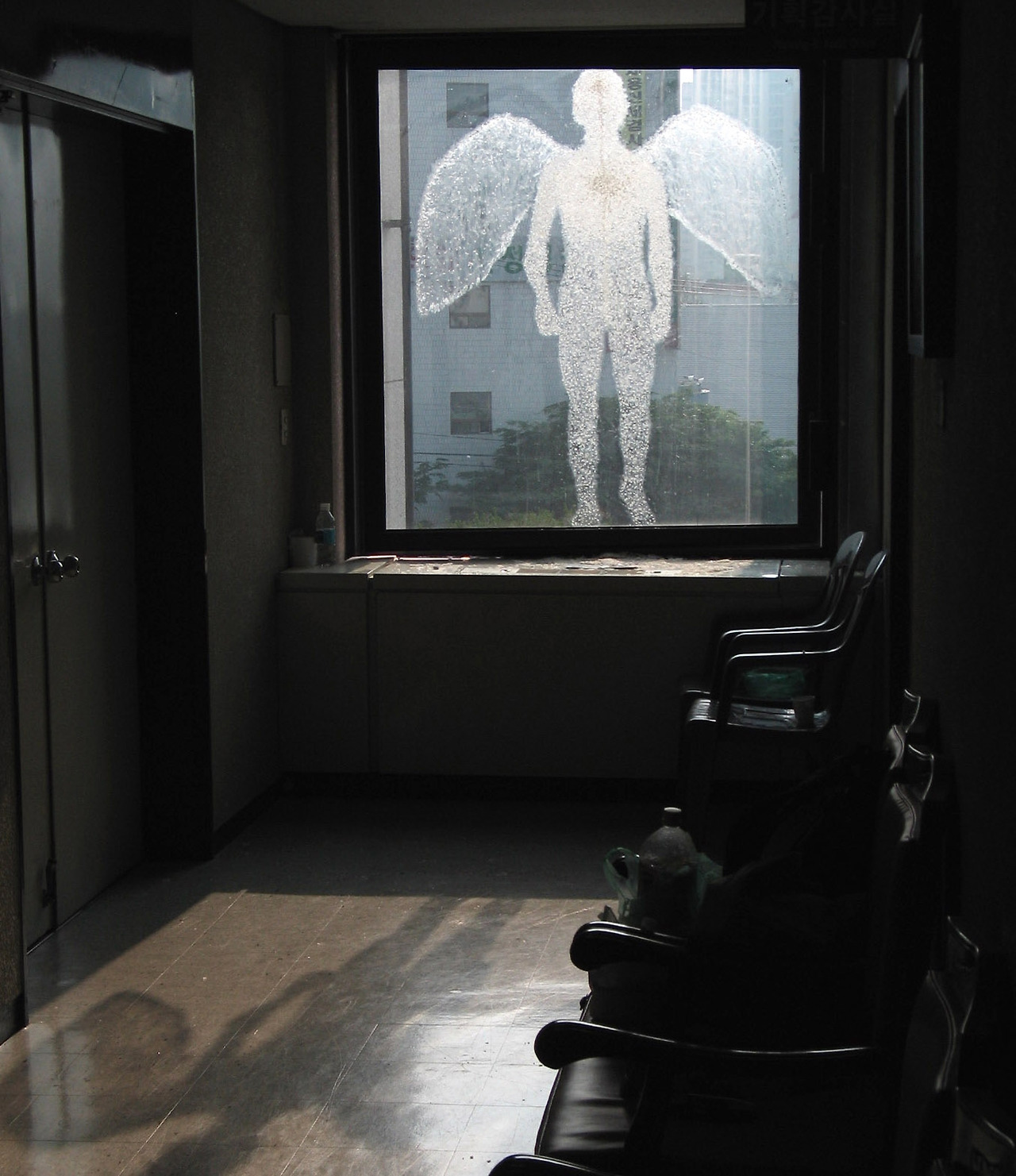 첫 전시설치물 날개달린 사람.jpg