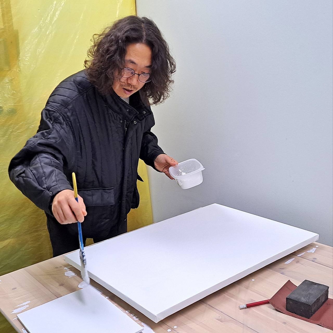 작업 중인 넝마철학 조각가 리씨.jpg