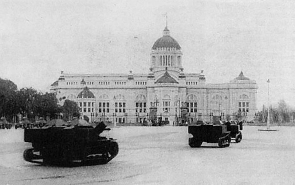 Tanks-outside-ananta-samakhom-throne-hall.jpg