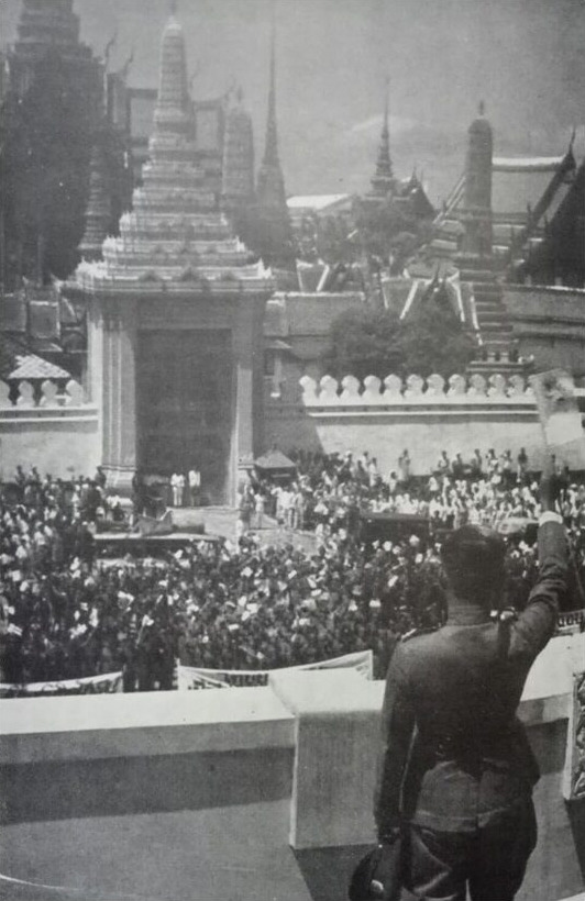 Plaek_Phibunsongkhram_Speech_at_Grand_Palace_1940.jpg