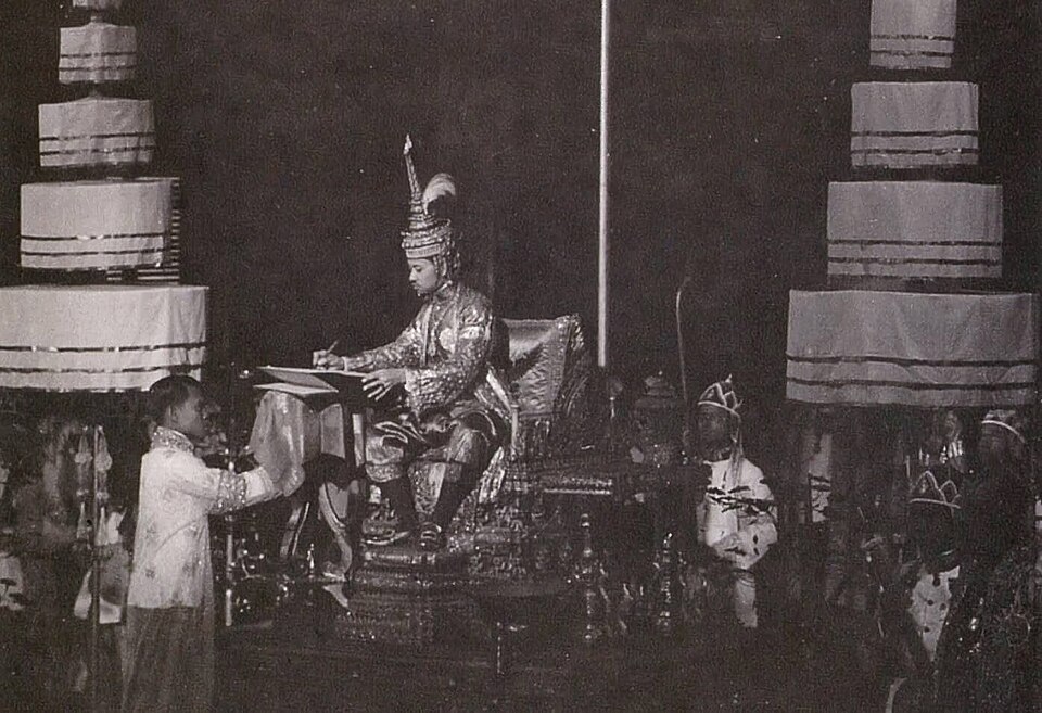 King_Prajadhipok_Signs_Constitution_of_Siam_1932.jpg