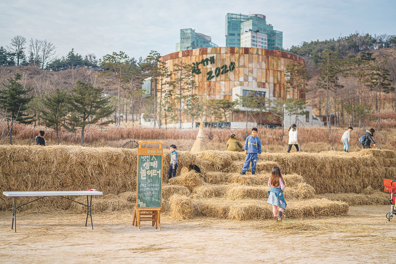 생태놀이터 볏집.jpg