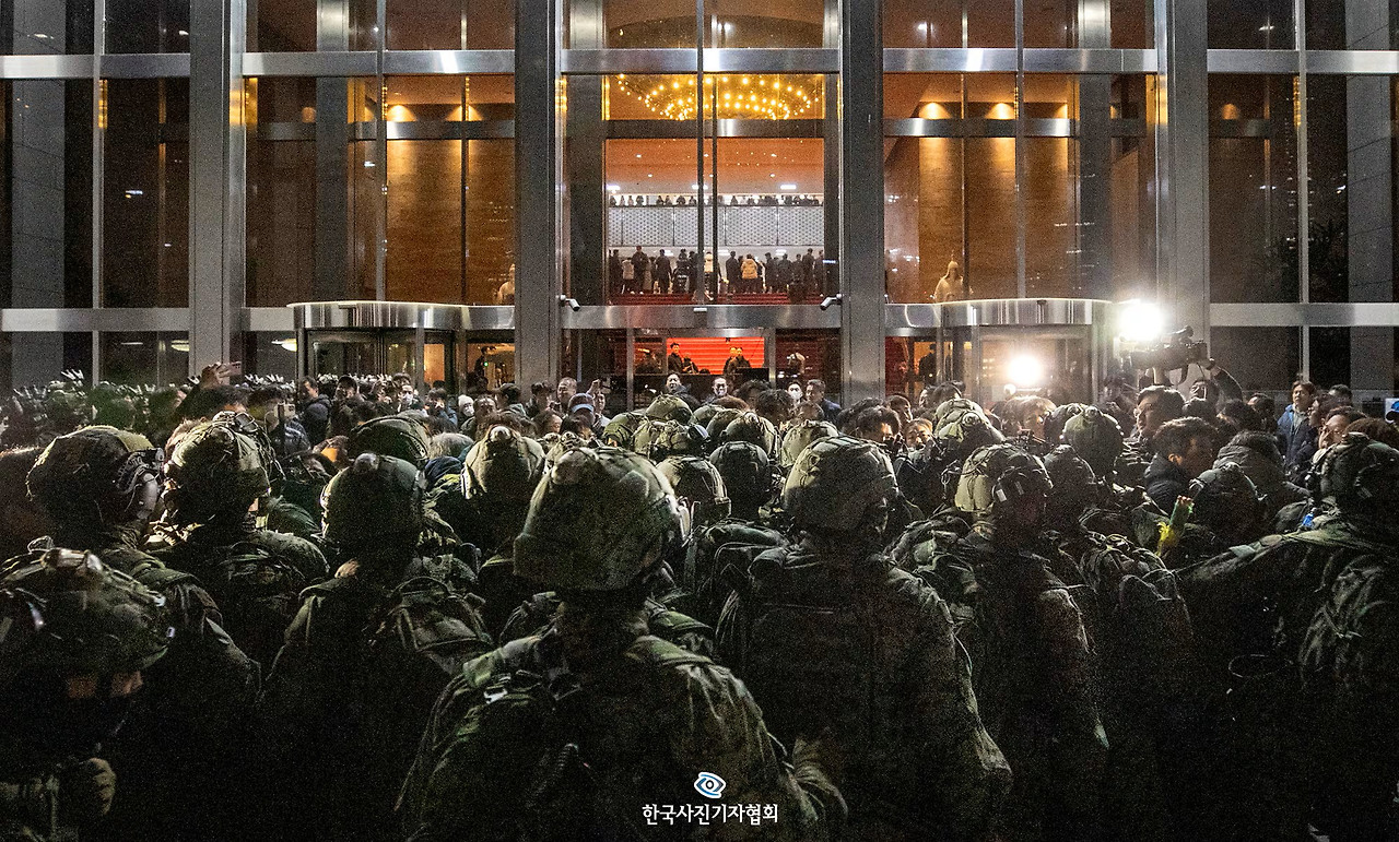 다시 보고 싶지 않은 서울의 밤.jpg