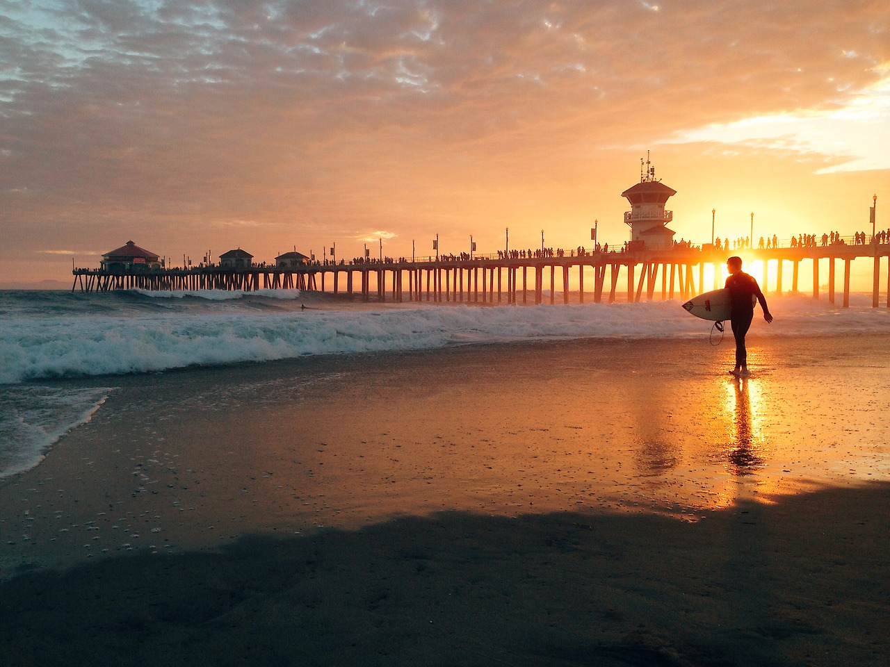 Surfer_at_Huntington_Beach_Pier.jpg