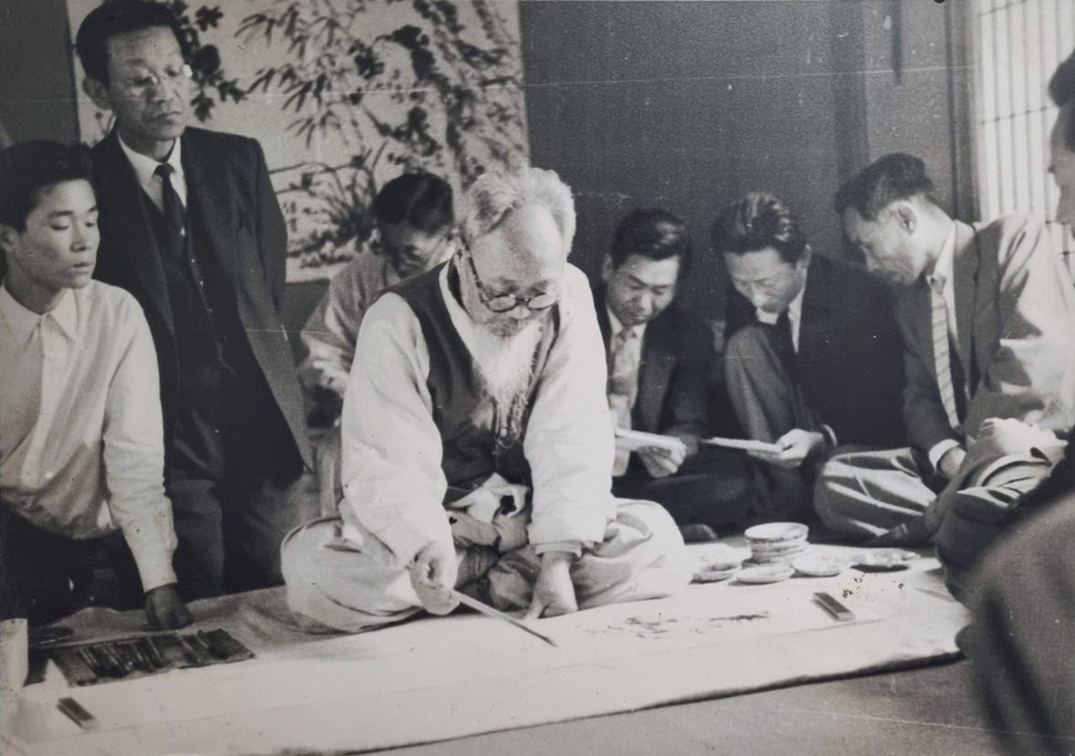 춘설헌에서 제자들과 합작하는 허백련 1960년대.jpg
