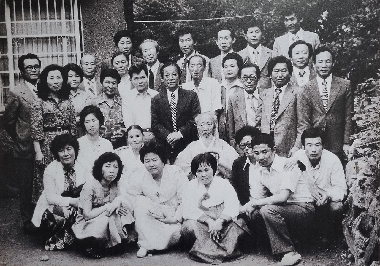 춘설헌에서 제자들과 함께 1970년대.jpg