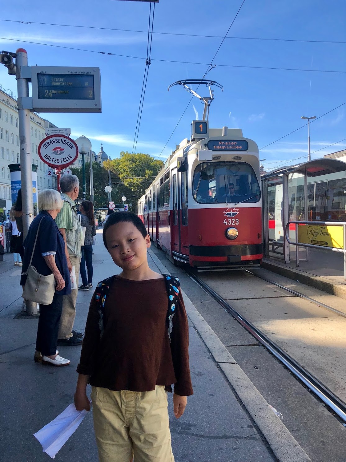 빈_트램 지나는 옆에서.jpg