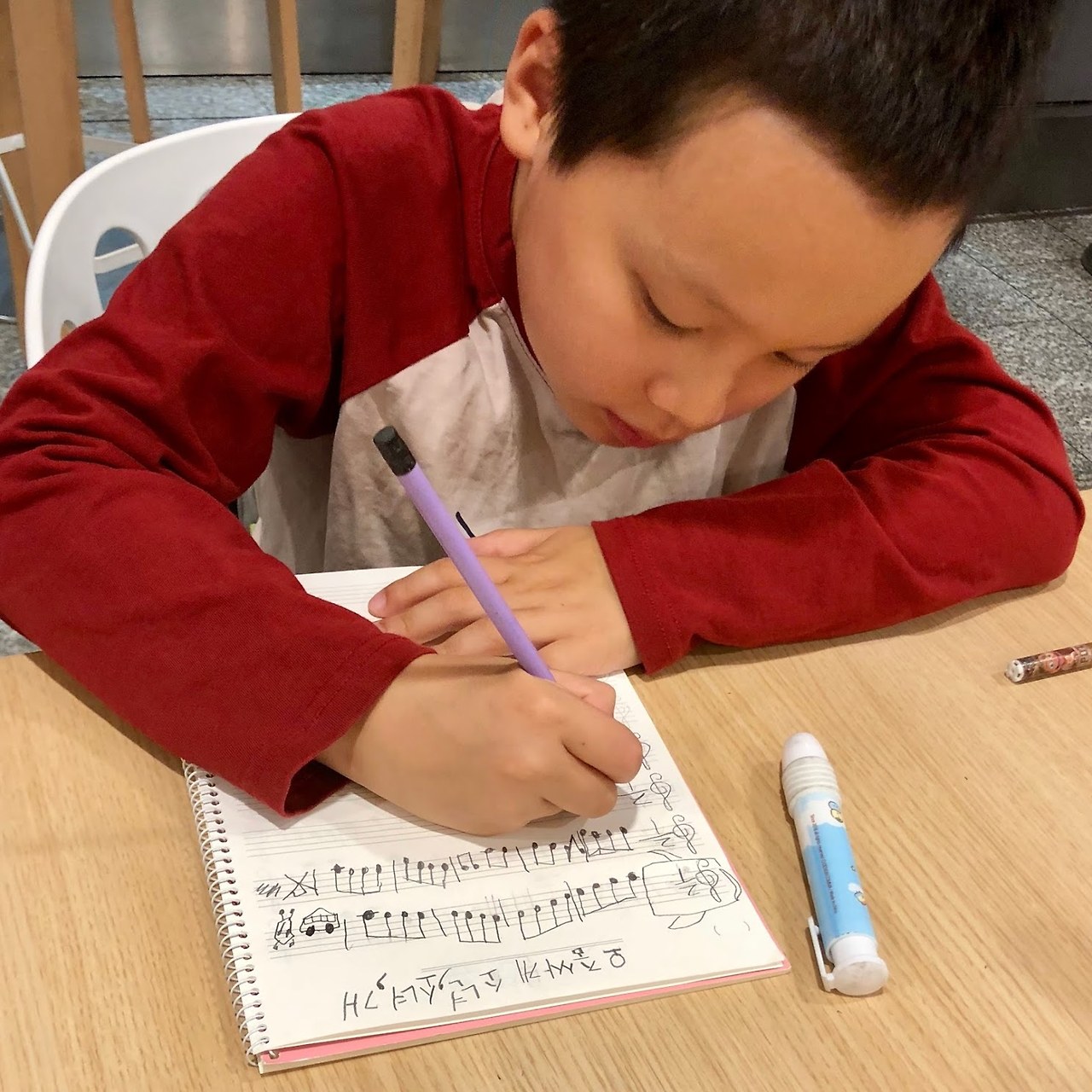 브뤼셀_류민 작곡중_오줌싸개 소년, 소녀, 개.jpg