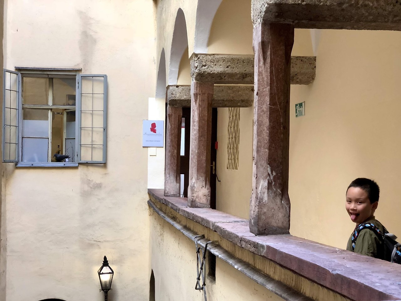 잘츠부르크_모차르트 생가 안에서.jpg