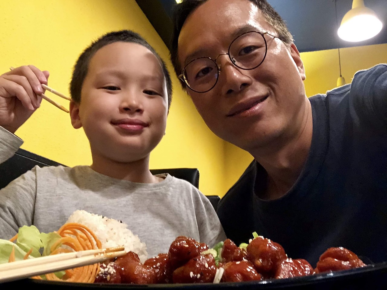 빈에서 만난 한국식 양념치킨.jpg