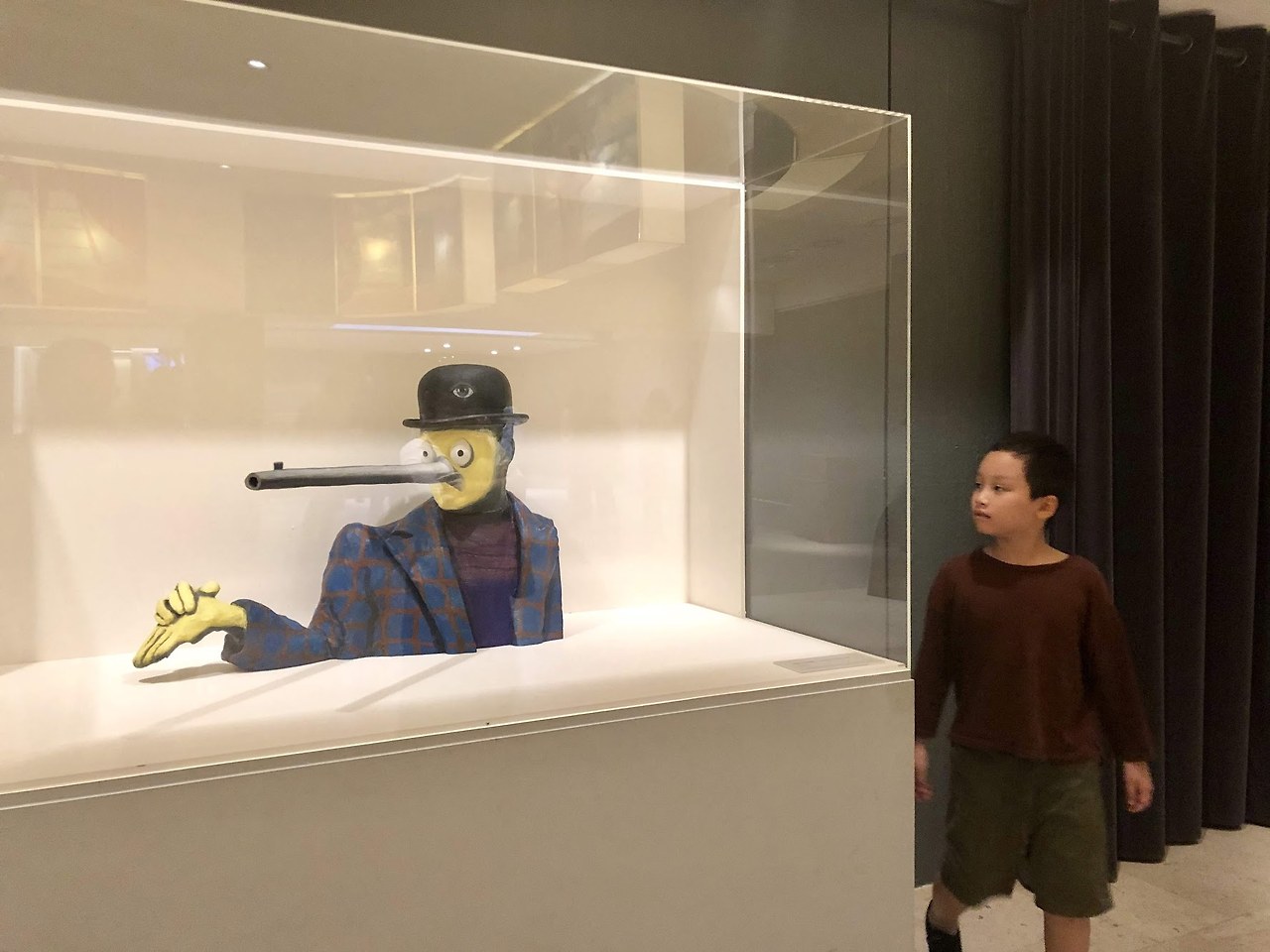 브뤼셀_마그리트 뮤지엄_코가 긴 사람 1.jpg