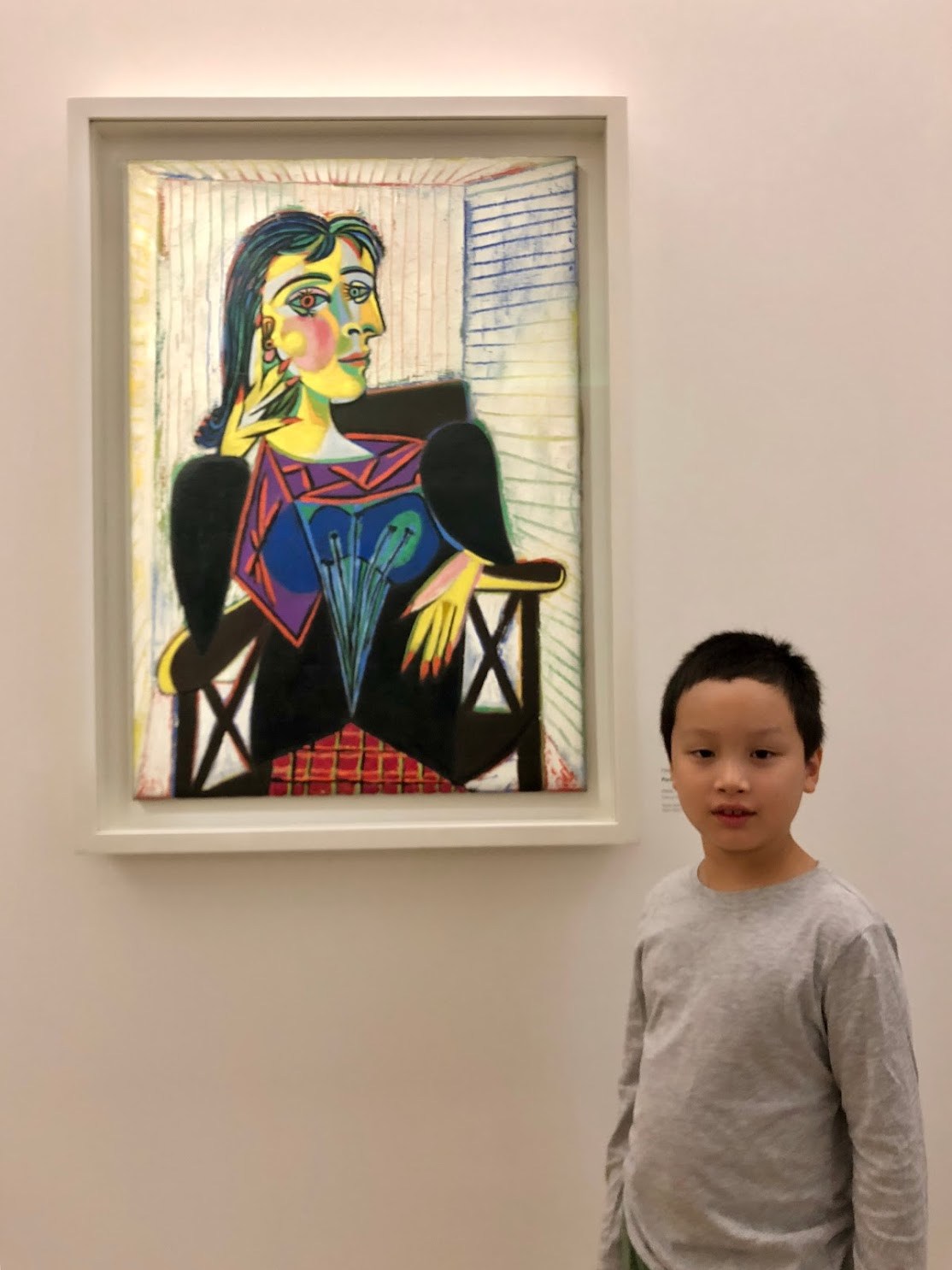 파리_피카소미술관_류민_피카소 그림 앞에서.jpg