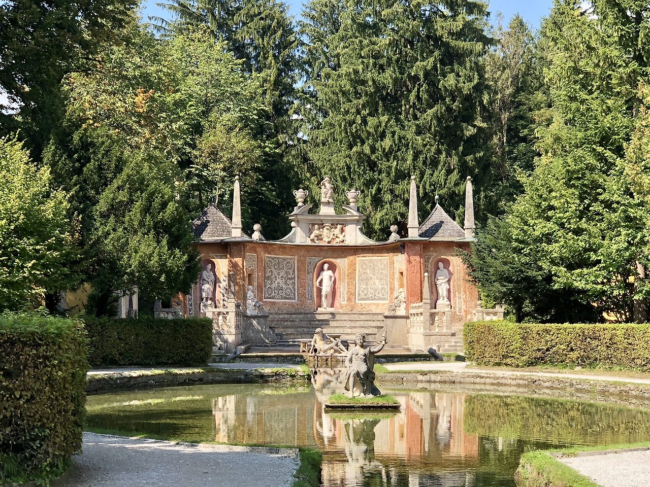 잘츠부르크_헬브룬 궁전 내 물의정원.jpg