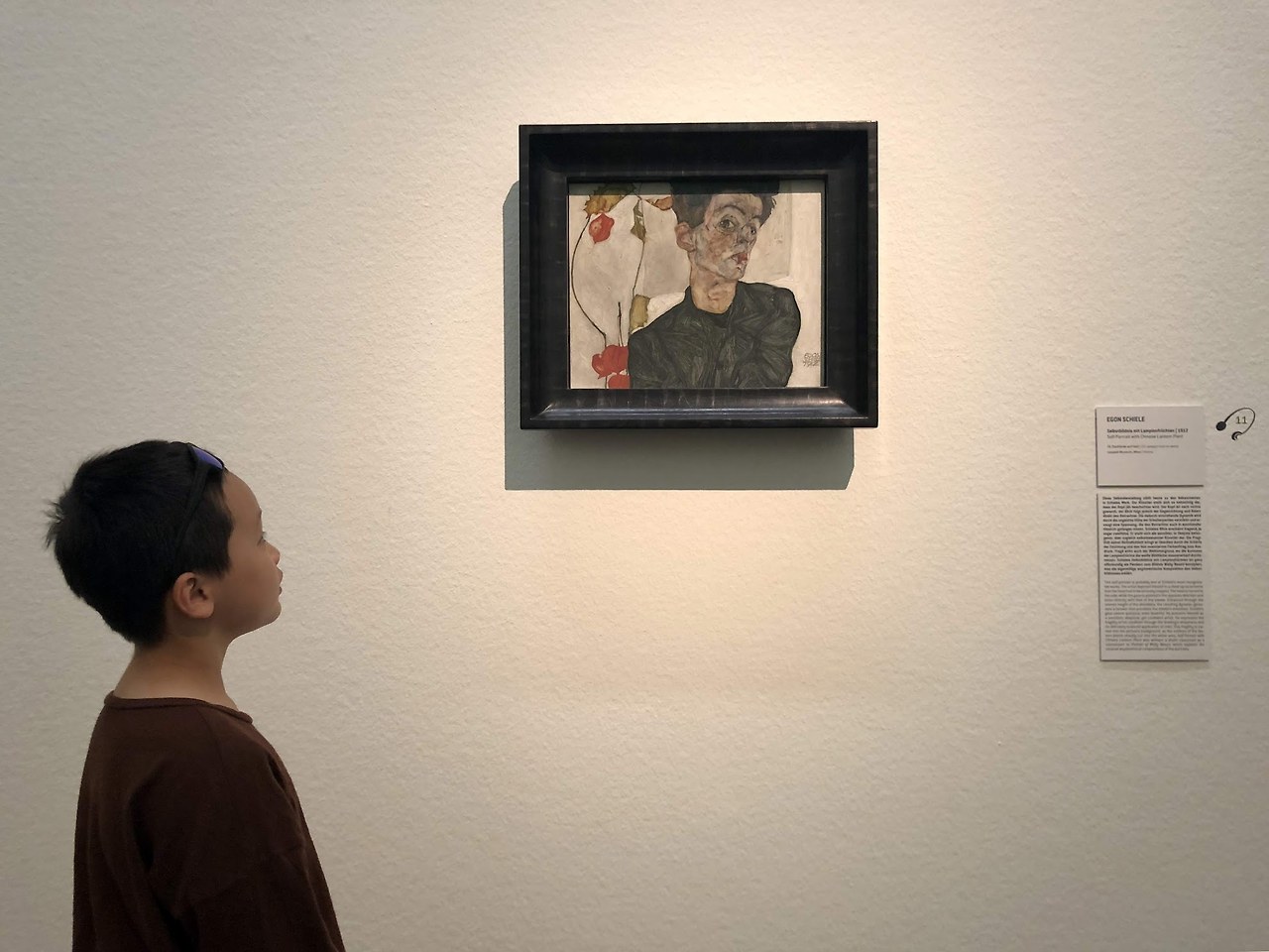 빈_레오폴드 뮤지엄_에곤 실레 앞에 선 민 군.jpg
