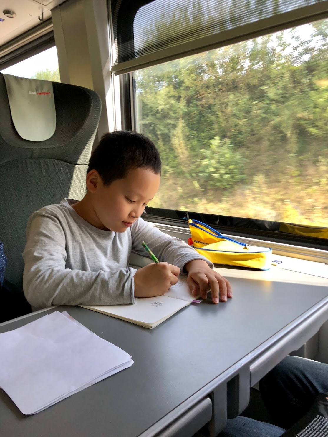 빈으로 향하는 기차 안_그림 그리는 민 군.jpg