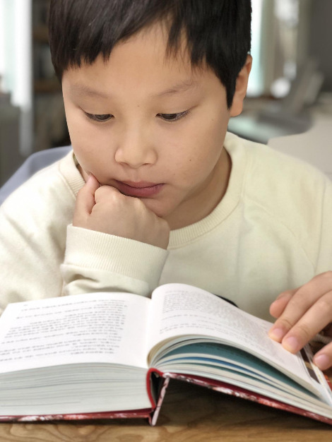 류민_독서 중인 민 군.jpg