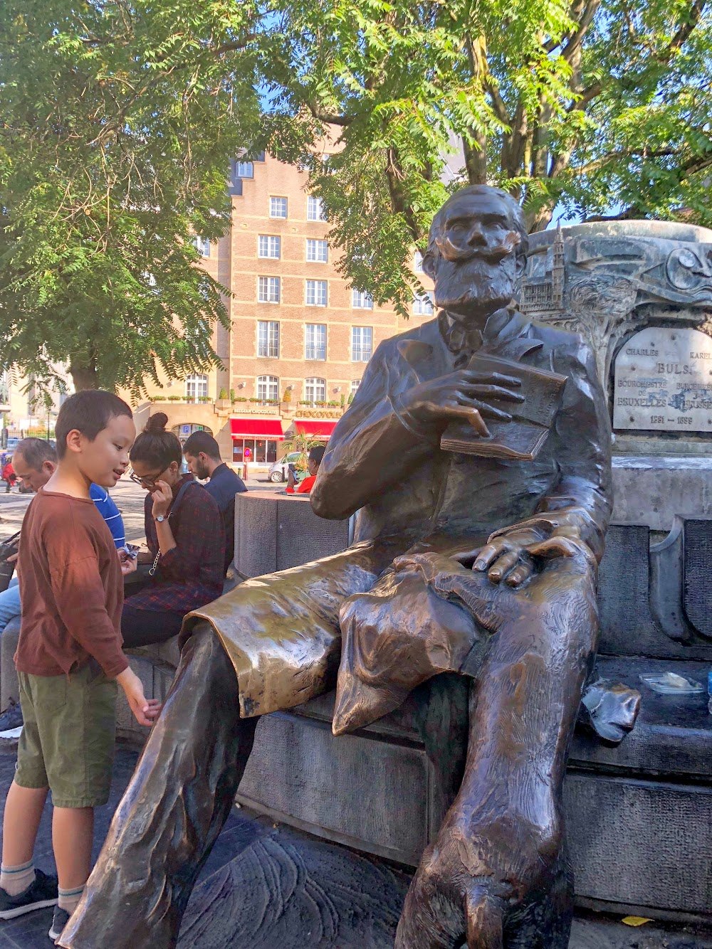 브뤼셀_찰스 불스와 개 동상.jpg