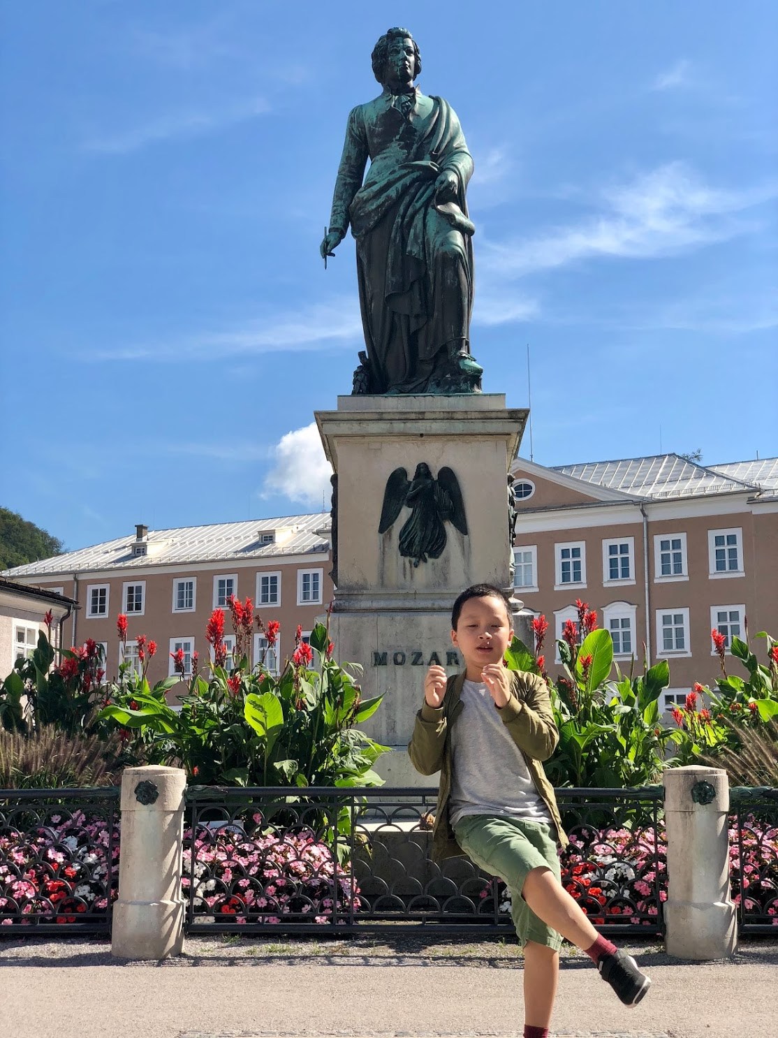 잘츠부르크_모차르트 동상 앞.jpg