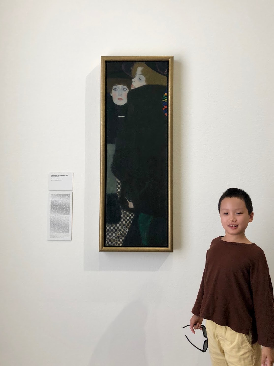 빈_레오폴드 뮤지엄_클림트 그림 앞에서.jpg