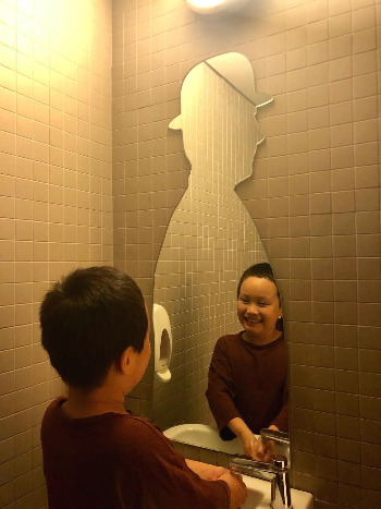 브뤼셀_마그리트_화장실 거울.jpg