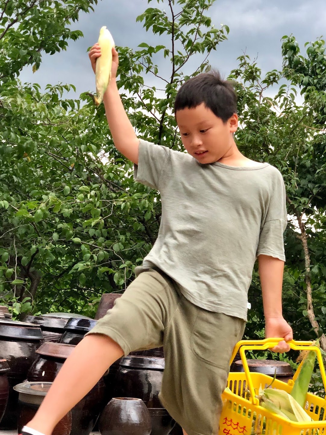 국내_옥수수를 딴 류민 군.jpg