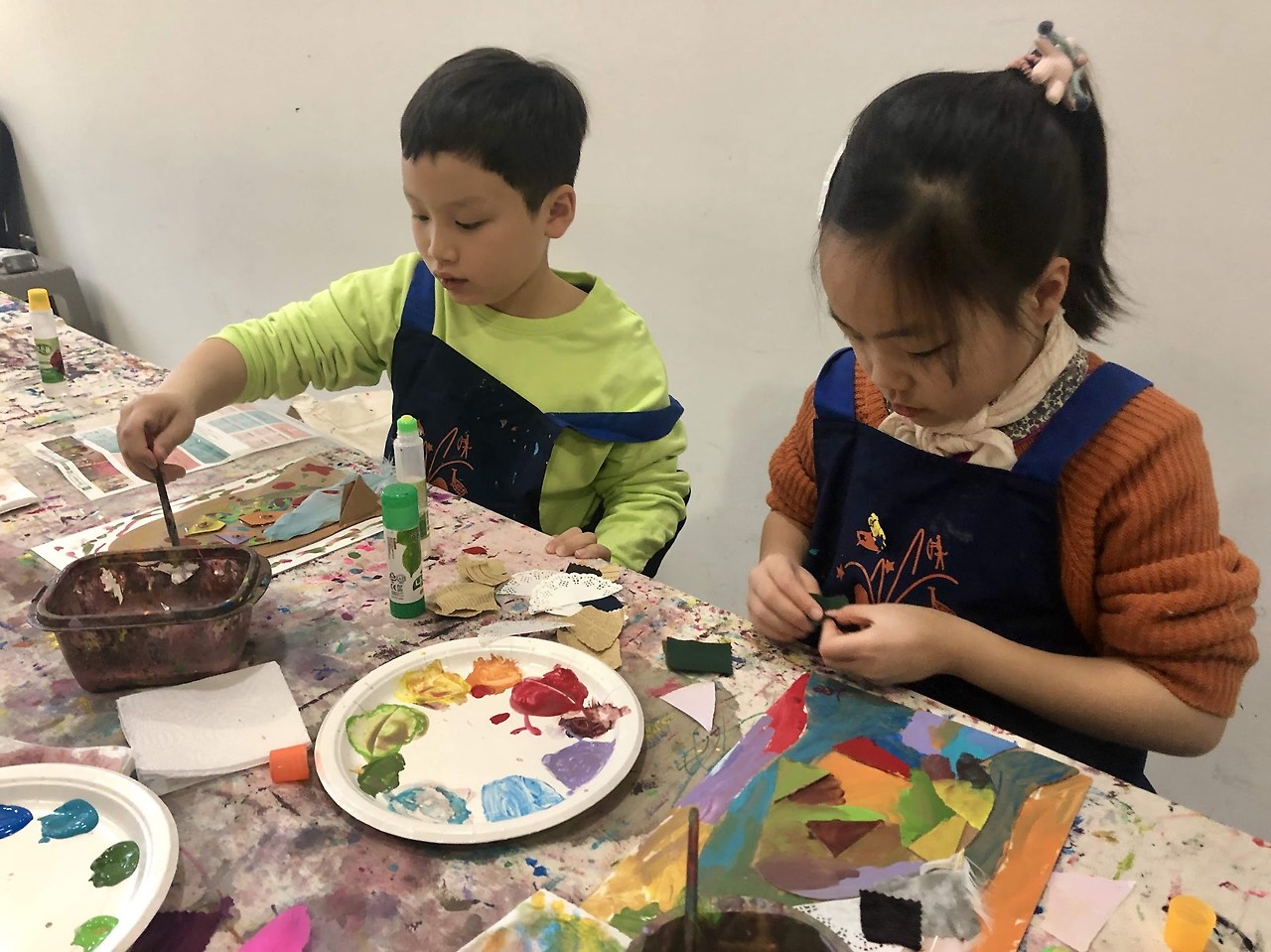 국내_피카소와 큐비즘_작업 중인 민과 연서.jpg
