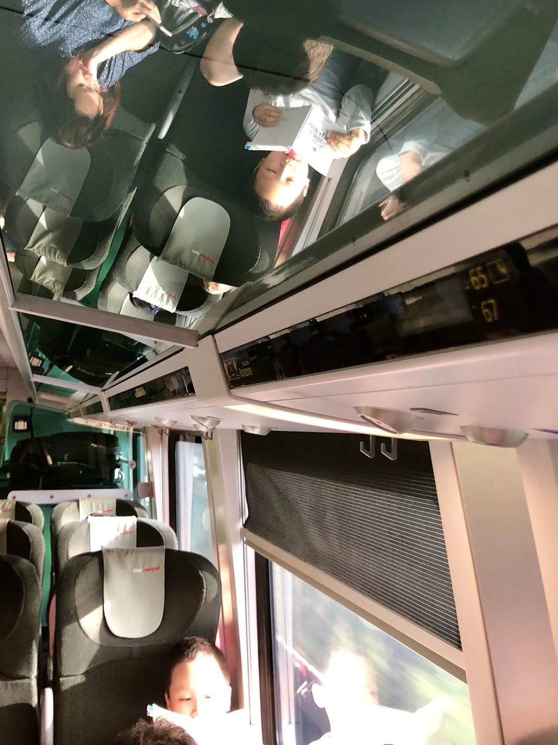 빈으로 향하는 기차 안_독서 중 민 군_반전 이미지.jpg