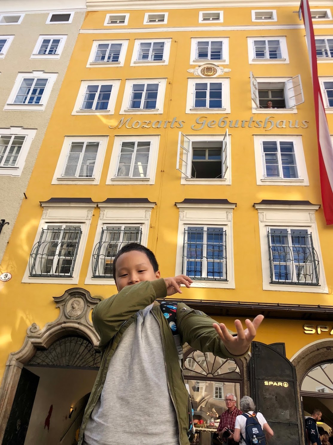 잘츠부르크_모차르트 생가 앞에서 에어 바이올린.jpg