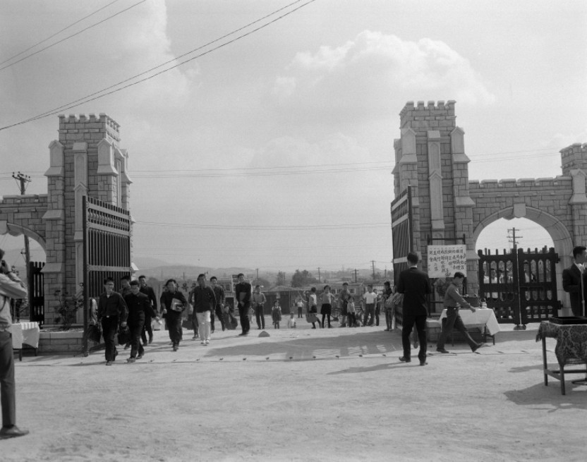 1965년 고려대학교 정문 준공식 (국가기록원).jpg