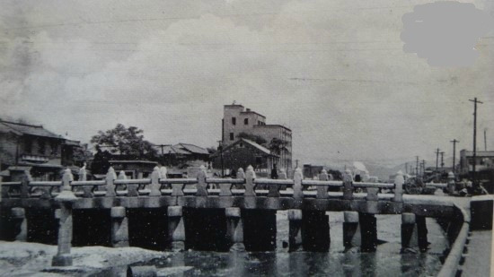 수표교 1957년경 김영상이 촬영한 청계천의 수표와 수표교 사진(1958년 발행).jpg