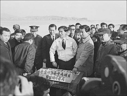 밤섬 폭파 공사 1968 2월 10일.jpg