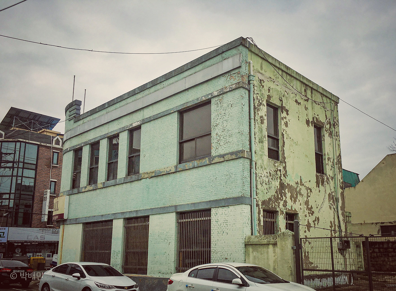 사진6 구 목포 화신 연쇄점 좌측 후면. 관리되지 않아 페인트가 군데군데 떨어지고 있다.jpg