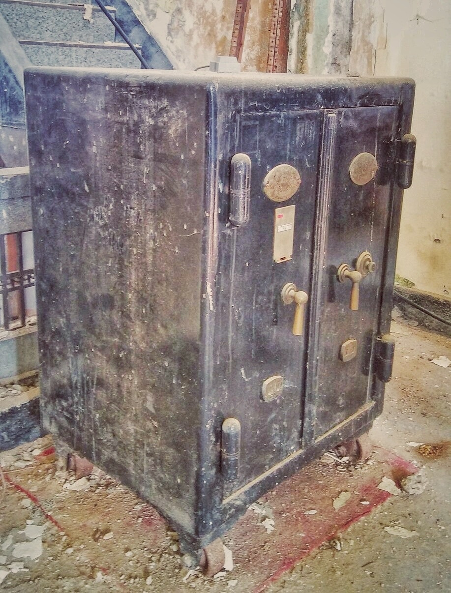사진9 - 일제강점기부터 사용하던 일본 다케우치社의 철제 금고. Ⓒ한겨레 노형석 기자.jpg