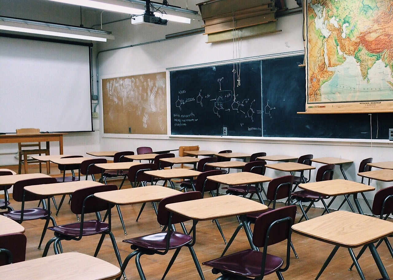 classroom-g7d02a8875_1920.jpg
