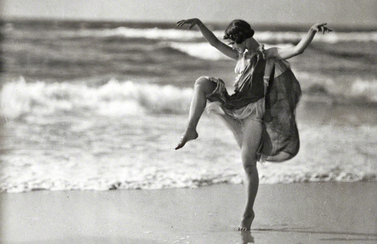 isadora-duncan_danza-spiaggia.jpg