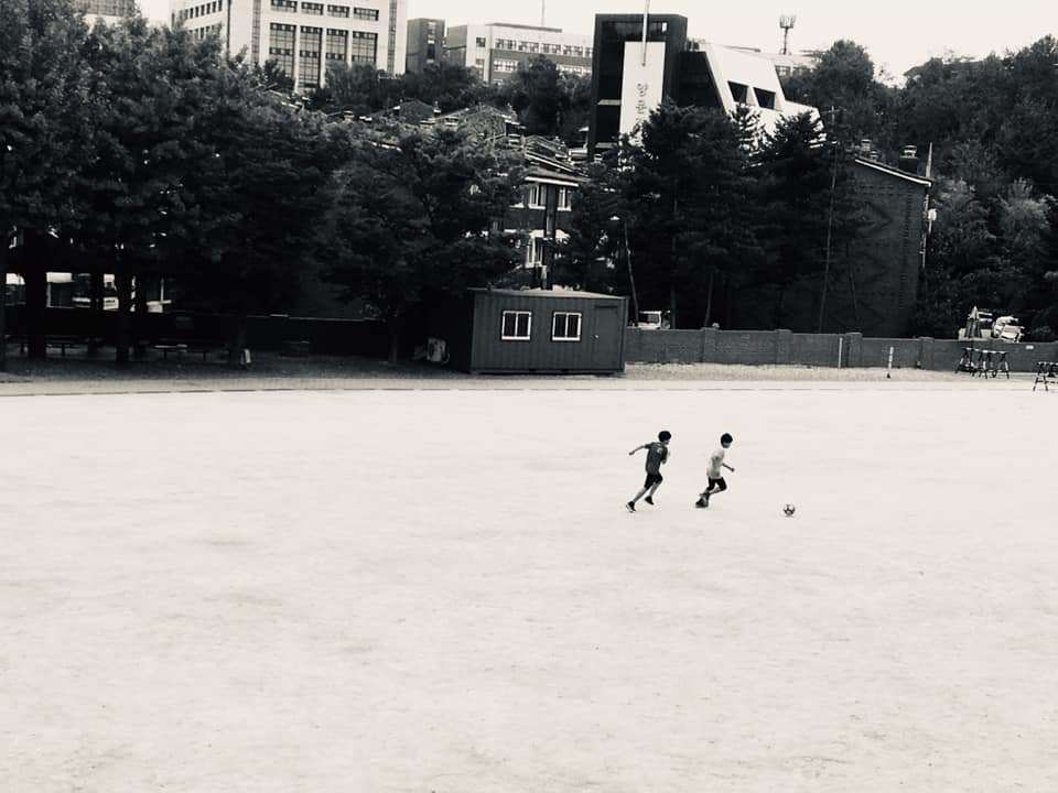 가을 벤치에서_아이들.jpg