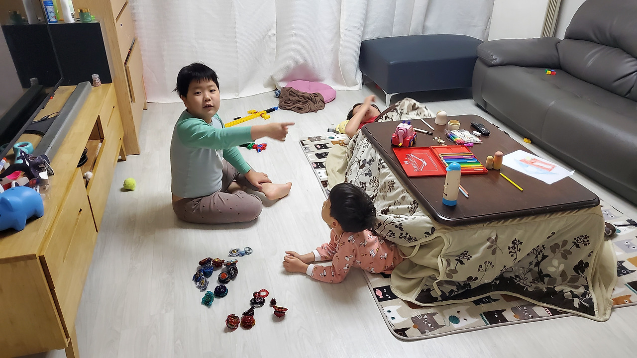 고타츠 펼친 우리집.jpg