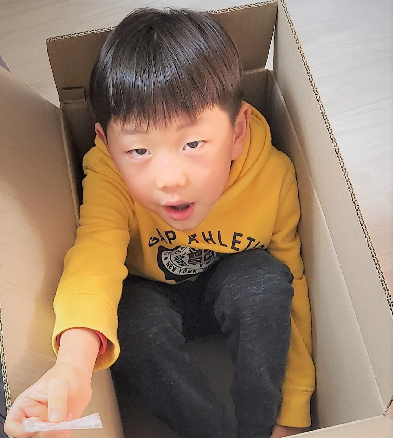 상자에 들어간 예준이 보정.jpg