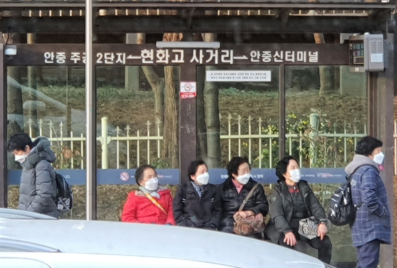 버스정류장 할머니.jpg