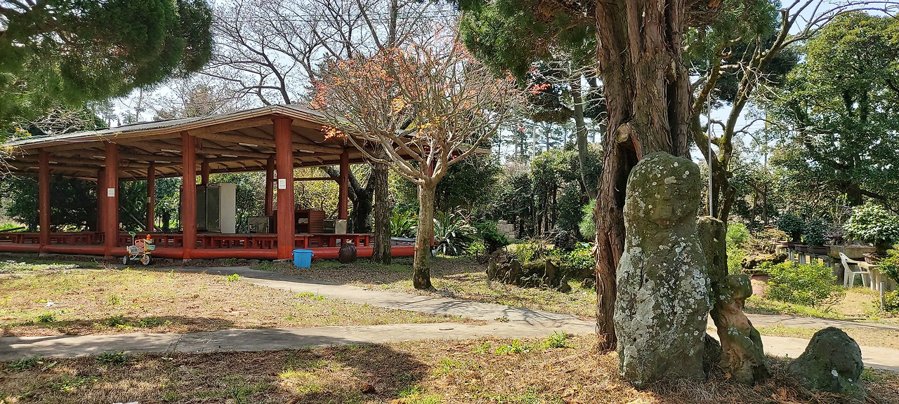 6.인근 식당에 자리한 돌미륵.jpg