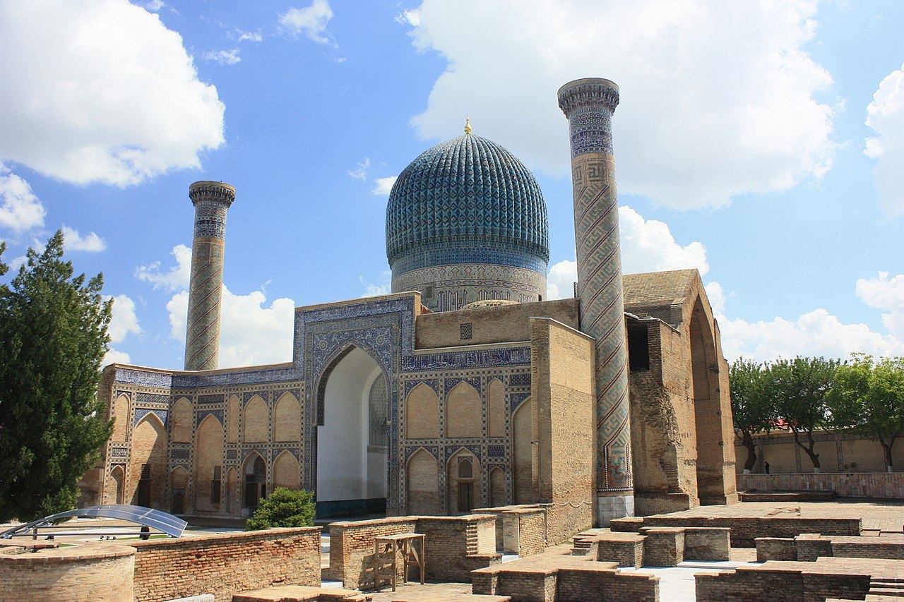 1280px-ShrineofAmirTimur.jpg