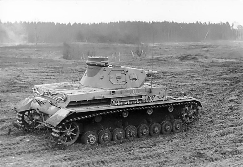 Bundesarchiv_Bild_101I-124-0211-18%2C_Im_Westen%2C_Panzer_IV.jpg