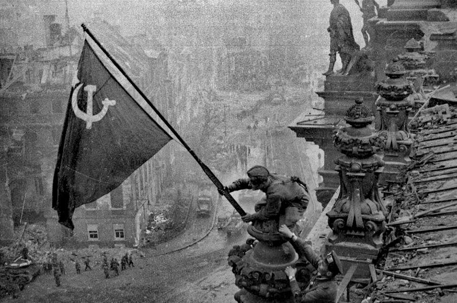 Raising_a_flag_over_the_Reichstag_2.jpg