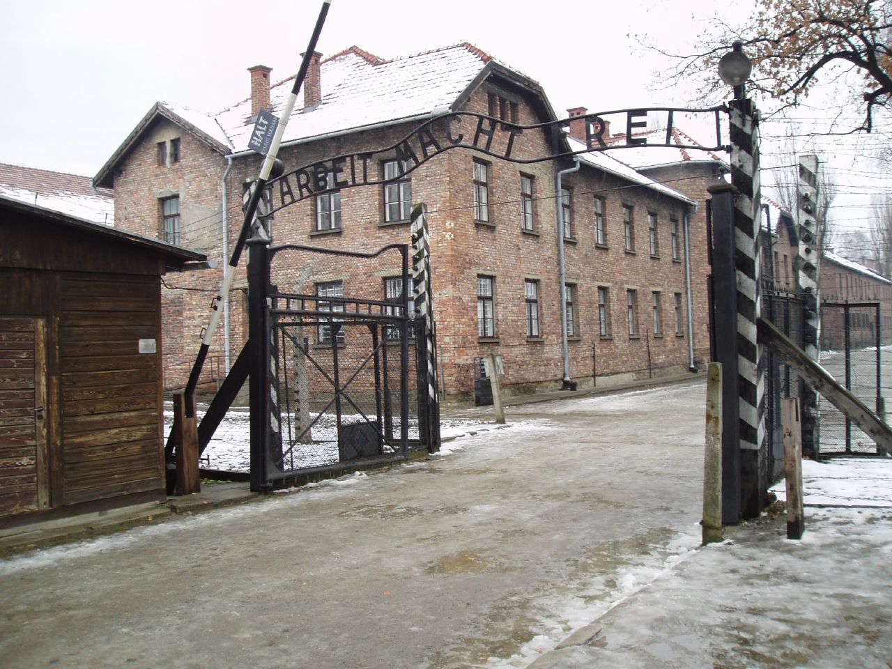 Arbeit_macht_frei_sign%2C_main_gate_of_the_Auschwitz_I_concentration_camp%2C_Poland_-_20051127.jpg