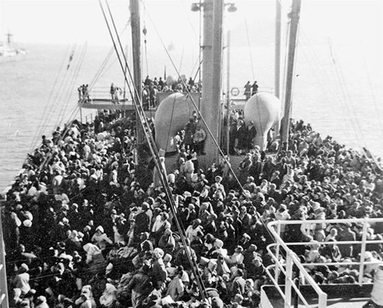 메러디스 빅토리호에 탄 피란민들. [연합뉴스].jpg