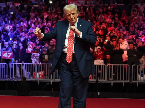 두번째 백악관 입성하는 트럼프의 댄스 [오늘의 한 컷].jpg