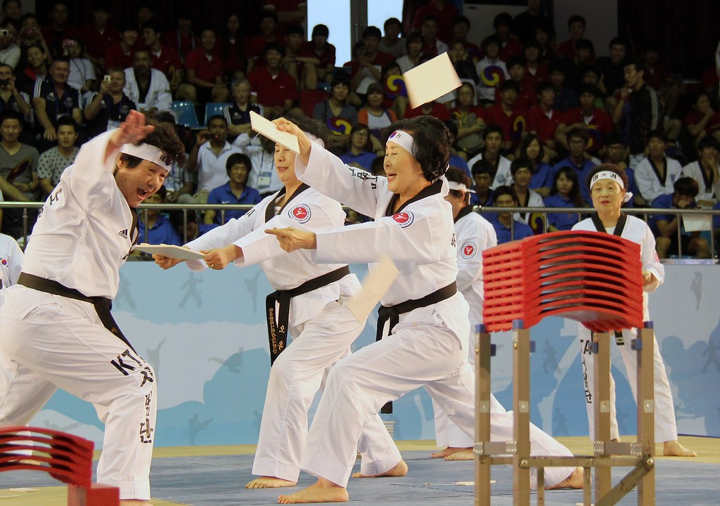 실버태권도 시범단 격파.jpg