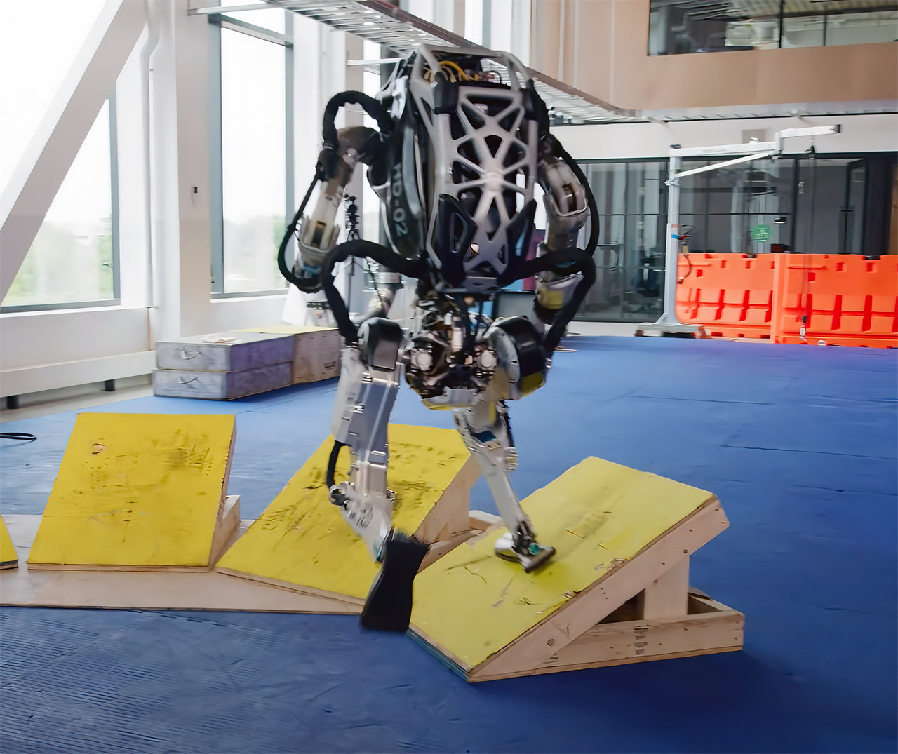 boston-dynamics-atlas-robot-parkour.jpg